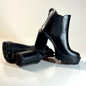 Steve Madden Roxie Black Booties Size 6.
